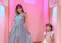 Angkat Ketiak saat Bikin Video Tik Tok, Gisella Anastasia Tampak Seksi saat Kenakan Ruffle Shoulder Dress