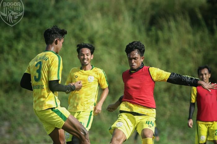 Para pemain Bogor FC sedang menjalani latihan.