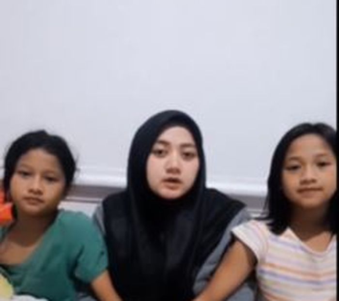 Azhiera Adzka Fathir, matan istri Kurnia Meiga bersama dua putrinya, Sabrina dan Talita.