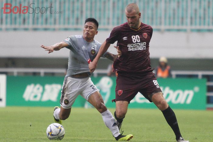 Pemain PSM Makassar, Wiljan Pluim mencoba melewati hadangan pemain Kaya FC, shirmar Felongco pada matchday ketiga fase Grup H Piala AFC yang digelar di Stadion Pakansari, Kabupaten Bogor, Selasa (2/4/2019).