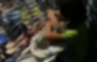 Meski Seharian Penuh Jadi Pemulung, Bocah Ini Tak Pernah Lupa ke Masjid untuk Rapikan Sandal Jamaah