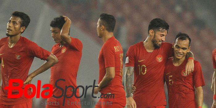 Ekspresi pemain timnas Indonesia; Zulfiandi, Dedik Setiawan, Ricky Fajrin, Stefano Lilipaly, Riko Simanjuntak, serta I Putu Gede Juni Antara (dari kiri ke kanan) sesuai laga kontra timnas Filipina pada laga pamungkas fase grup Piala AFF 2018 di SUGBK, Minggu (25/11/2018).