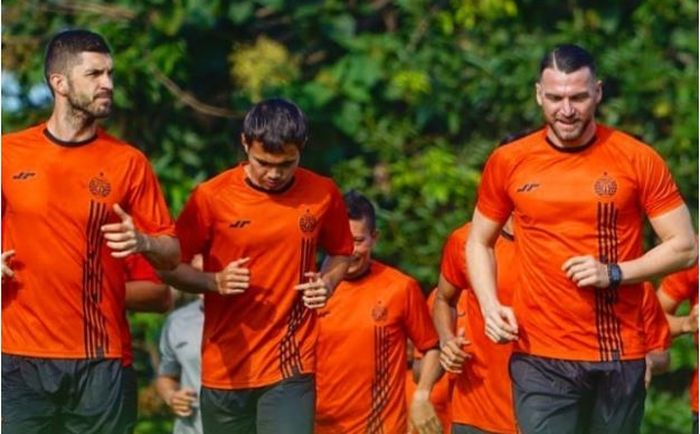 Jasmin Mecinovic, Rezaldi Hehanussa, dan Marko Simic dalam latihan Persija Jakarta.