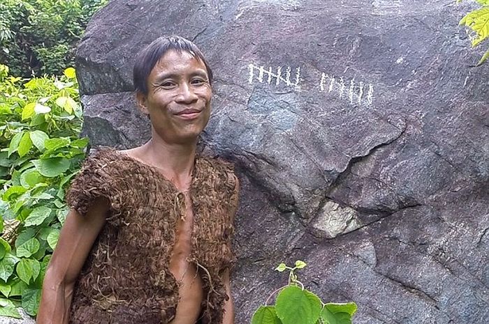 
Kisah pria dan ayahnya yang lari perang dan hidup di hutan selama 41 tahun.