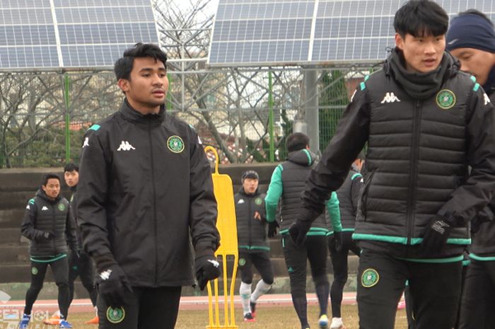 Pemain muda Indonesia, Asnawi Mangkualam telah tiba di Pula Jeju untuk menyusul rekan-rekannya di Ansan Greeners melakukan pemusatan latihan pada Kamis (18/2/2021) sore waktu setempat.