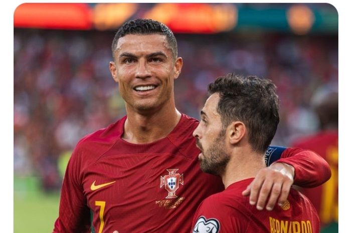 Kapten tim nasional Portugal, Cristiano Ronaldo (kiri), membantu timnya lolos Kualifikasi Euro 2024.