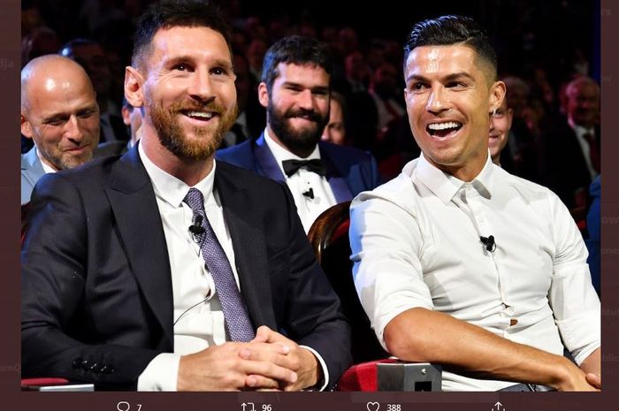 Cristiano Ronaldo dan Lionel Messi dalam acara penganugerahan Ballon d'Or.