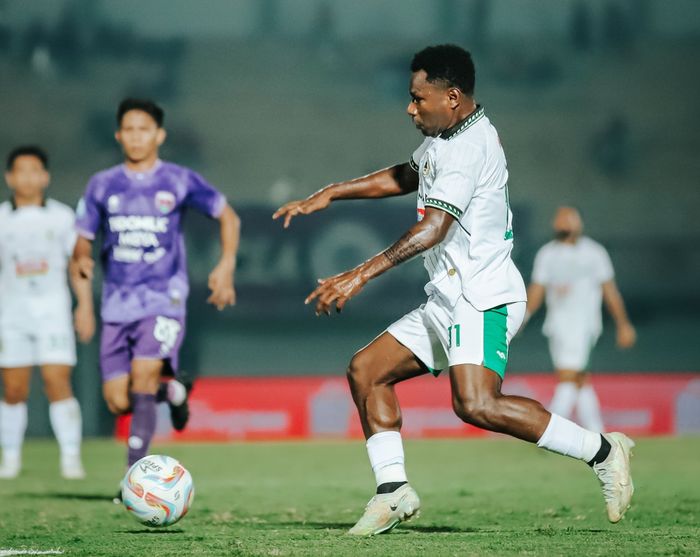 Aksi pemain PSS Sleman, Todd Ferre, ketika melawan Persita Tangerang pada pekan kesembilan Liga 1 2023/2024.