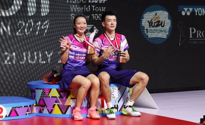 Pasangan ganda campuran China, Zheng Siwei/Huang Yaqiong, berpose di podium kampiun setelah memenangi babak final Indonesia Open 2019 di Istora Senayan, Jakarta, Minggu (21/7/2019).