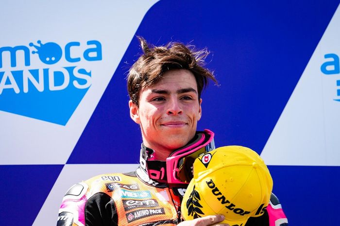 Pembalap tim Speed Up Racing, Alonso Lopez saat perayaan kemenangan pada Moto2 Australia 2022