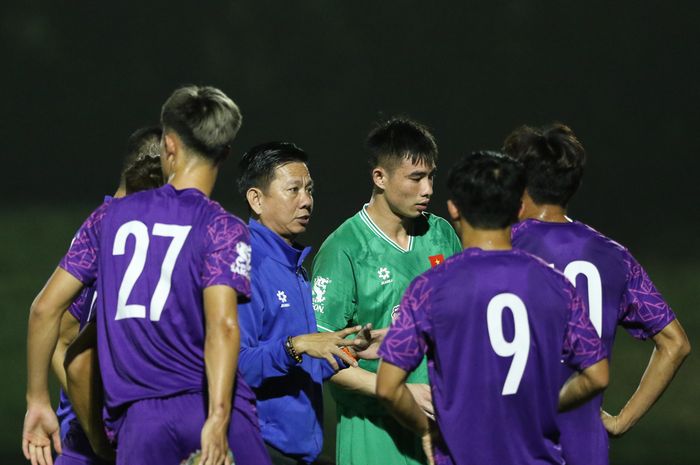 Pelatih Timnas U-23 Vietnam, Hoang Anh Tuan, memberikan instruksi kepada para pemainnya saat menjalani laga uji coba kontra Yordania U-23 jelang Piala Asia U-23 2024.