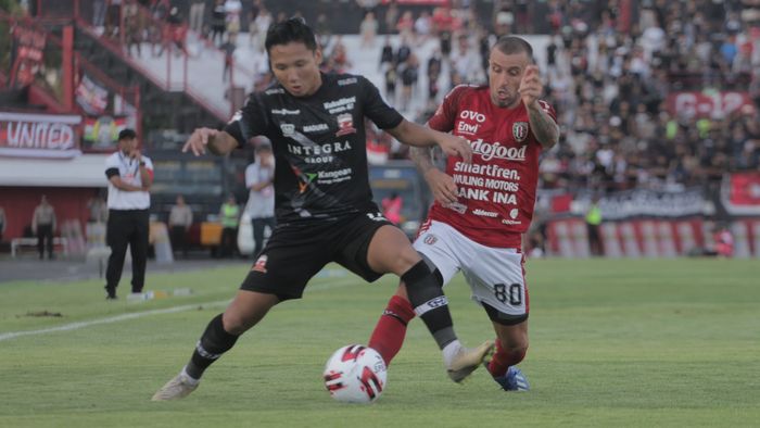 Bali United vs Madura United - Pemain Asing Bali United, Pulo Sergio, berdul dengan gelandang Madura United, Syahrian Abimanyu, dalam laga pekan ketiga Shopee Liga 1 2020 di Stadion Kapten I Wayan Dipta pada Minggu (15/3/2020).