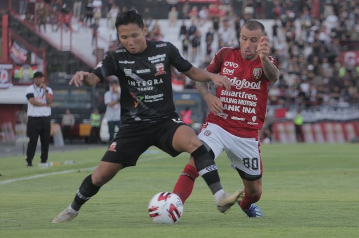 Bali United vs Madura United - Pemain Asing Bali United, Pulo Sergio, berdul dengan gelandang Madura United, Syahrian Abimanyu, dalam laga pekan ketiga Shopee Liga 1 2020 di Stadion Kapten I Wayan Dipta pada Minggu (15/3/2020).