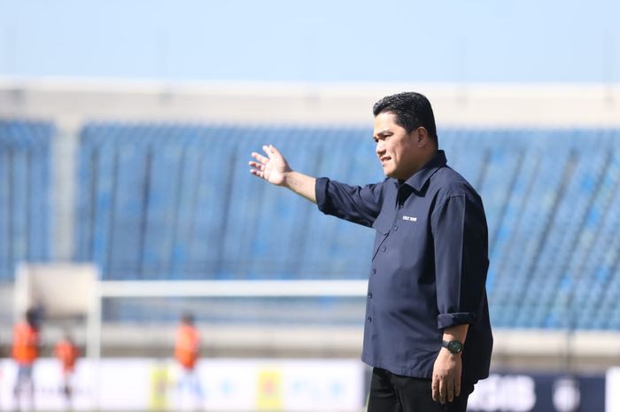 Ketua Umum PSSI, Erick Thohir, saat melakukan kunjungan dalam seleksi pemain timnas U-17 Indonesia di Stadion Si Jalak Harupat, Kabupaten Bandung, Jawa Barat, Rabu (12/7/2023).