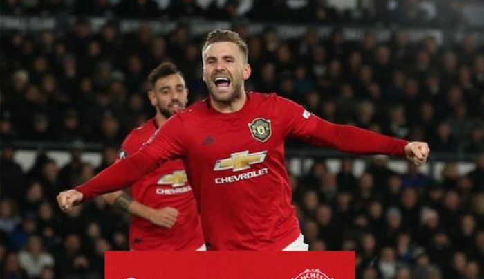 Bek kiri berkebangsaan Inggris, Luke Shaw, merayakan golnya untuk Manchester United.