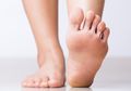 Mulai Sekarang Stop Kebiasaan Berjalan Tanpa Alas Kaki di Rumah, Tenyata Efeknya Bisa Sebabkan Bau Kaki dan Masalah Kesehatan Lainnya