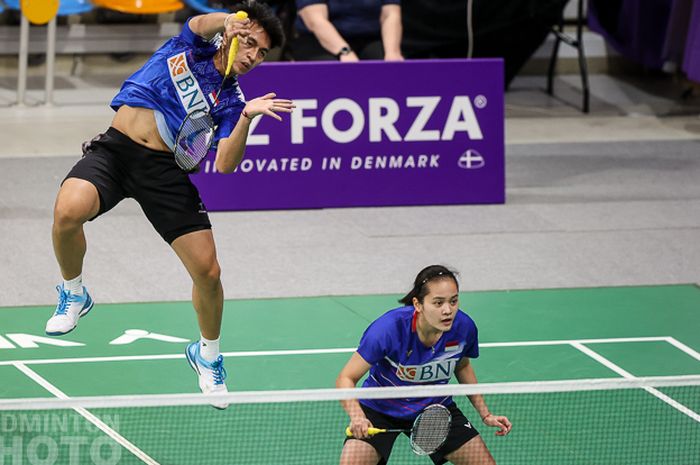 Pasangan ganda campuran Indonesia, Zachariah Josiahno Sumanti/Hediana Julimarbela, saat bertanding melawan Jeppe Bay/Sara Lundgaard (Denmark) pada babak kedua Orleans Masters 2021 di Palais des Sports, Orleans, Prancis, Kamis (25/3/2021).