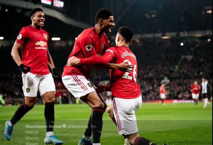 Anthony Martial (kiri ke kanan), Marcus Rashford, dan Mason Greenwood merayakan gol untuk Manchester United ke gawang Newcastle United.