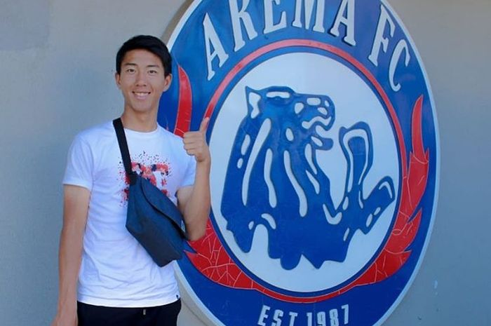 Bek berusia 18 tahun, Seiya  Da Costa Lay saat berfoto di kantor Arema FC, Minggu (12/5/2019).