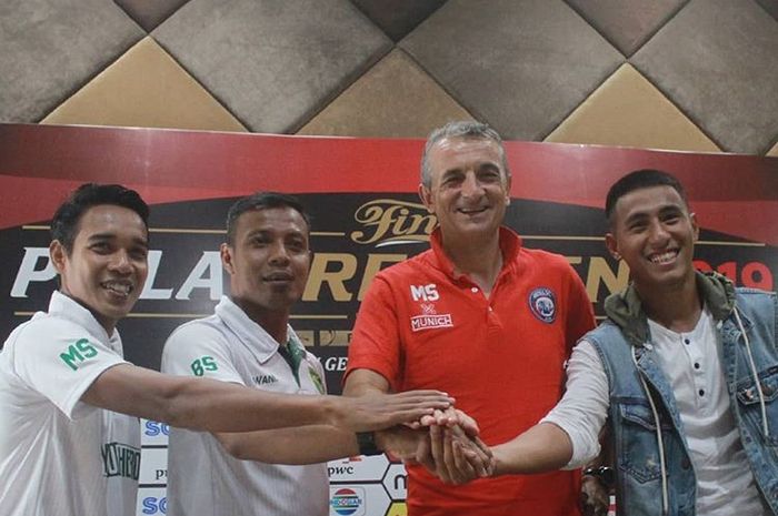 Kubu Persebaya Surabaya dan Arema FC bersalaman saat sesi konferensi pers sebelum pertandingan leg pertama final Piala Presiden 2019.
