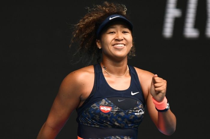 Petenis tunggal putri Jepang, Naomi Osaka, bereaksi usai memastikan kemenangan atas Garbine Muguruza (Spanyol) pada babak keempat Australian Open 2021 di Rod Laver Arena, Melbourne Park, Melbourne, Australia, Minggu (14/2/2021).