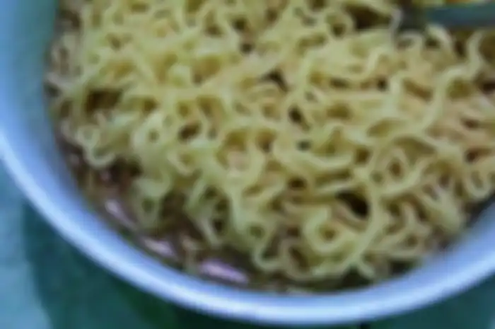  Seoranga wanita berusia 23 tahun asal Binuang, Kabupaten Tapin, Kalimantan Selatan ditemukan tewas di dalam kamar, diduga akibat makan mie instan.