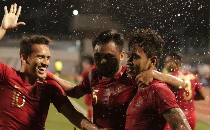 Trio pemain timnas U-22 Indonesia; Egy Maulana Vikri, Saddil Ramdani (tengah), dan Osvaldo Haay bergembira saat merayakan gol ke gawang timnas U-22 Singapura pada laga kedua sepak bola putra SEA Games 2019 di Stadion Rizal Memorial, Manila, Filipina, 28 November 2019.