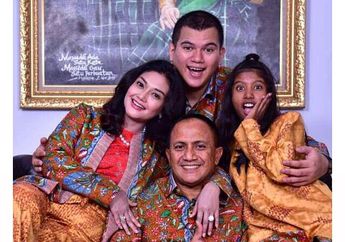 Suaminya Kini Jadi Bos PT Antam, Bella Saphira Boyong Agus Surya Bakti dan Kedua Anak Tiri untuk Rayakan Natal di Rumah Orang Tuanya yang Penuh Pernak-pernik Kuno, Lihat Penampakannya!