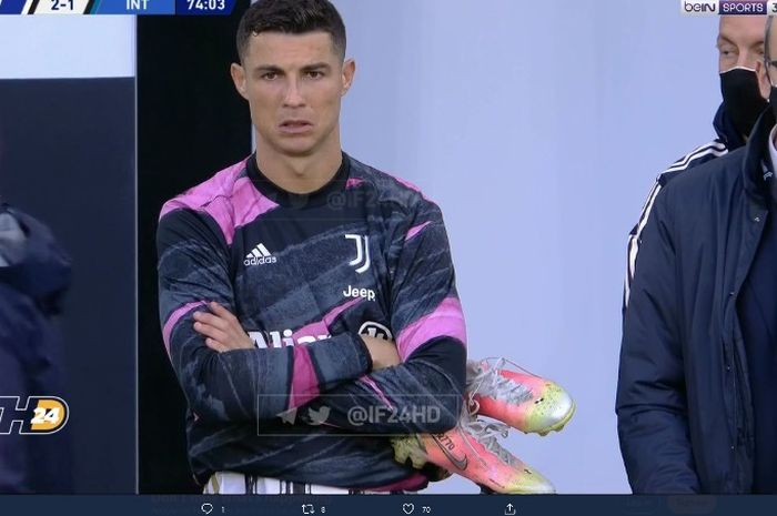 Cristiano Ronaldo menonton Juventus dari pinggir lapangan saat melawan Inter Milan, Sabtu (15/5/20121),