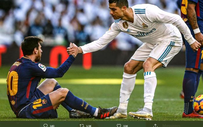 Cristiano Ronaldo menolong Lionel Messi dalam momen partai el clasico antara Real Madrid dan Barcelona.