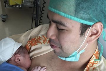 Raffi Ahmad mendekap anak keduanya yang dilahirkan melalui bantuan bedah caesar.