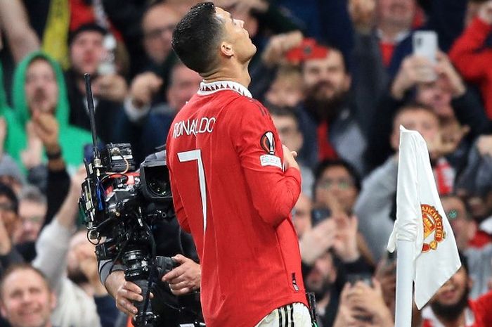 Selebrasi Cristiano Ronaldo setelah mencetak gol dalam duel Manchester United vs Sheriff Tiraspol di laga Liga Europa, Kamis (27/10/2022) di Old Trafford.
