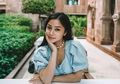 Sandang Gelar Sarjana, Nikita Willy Tampil Anggun Berkebaya Simpel