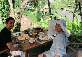 Ogah Seragaman Berbaju Merah Putih Saat ke TPS dengan Istrinya, Suami Ayu Dewi: Emang Mau Ikut Kuis?