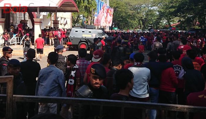 Para suporter memadati pintu masuk Stadion Mattoangin, Makassar, jelang final leg kedua Piala Indonesia PSM Makassar kontra Persija Jakarta, Minggu (27/10/2019).