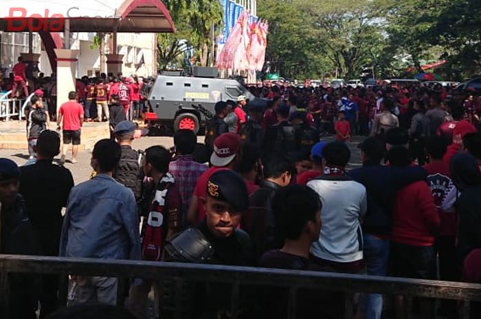 Para suporter memadati pintu masuk Stadion Mattoangin, Makassar, jelang final leg kedua Piala Indonesia PSM Makassar kontra Persija Jakarta, Minggu (27/10/2019).