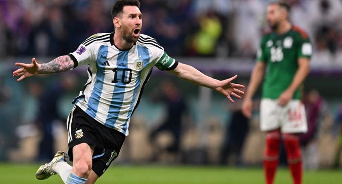 Striker timnas Argentina, Lionel Messi, merayakan gol ke gawang timnas Meksiko dalam laga Grup C Piala Dunia 2022 di Stadion Lusail, Sabtu (26/11/2022).