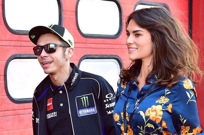 Valentino Rossi (kiri) dan Francesca Sofia Novello (kanan) 