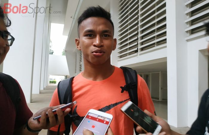 Pemain timnas U-23 Indonesia Osvaldo Haay menjawab pertanyaan wartawan di Stadion Madya, Jakarta, Rabu (6/3/2019).