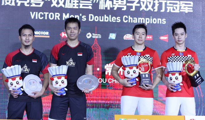 Dua pasangan ganda putra Indonesia, Mohammad Ahsan/Hendra Setiawan (kiri) dan Marcus Fernaldi Gideon/Kevin Sanjaya Sukamuljo, berpose bersama di podium kampiun China Open 2019.