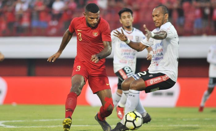 Striker timnas U-23 Indonesia Marinus Wanewar berduel dengan bek Bali United, Leonard Tupahamu, di Stadion Kapten I Wayan Dipta, Gianyar, Minggu (17/3/2019).
