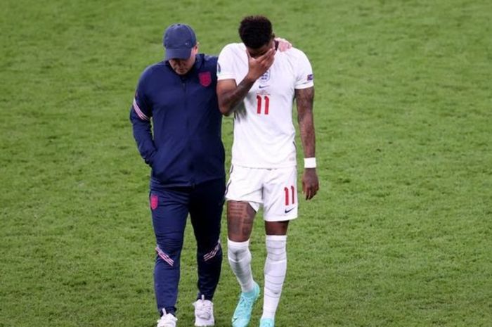 Marcus Rashford tampak sedih usai gagal menjalankan tugasnya sebagai eksekutor penalti Inggris pada final EURO 2020.