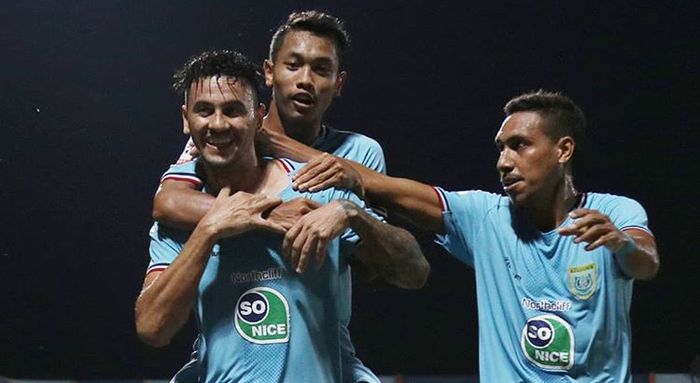 Pemain Persela Lamongan merayakan gol yang dicetak oleh Alex dos Santos Goncalves ke gawang Kalteng Putra pada pekan kedelapan Liga 1 2019.
