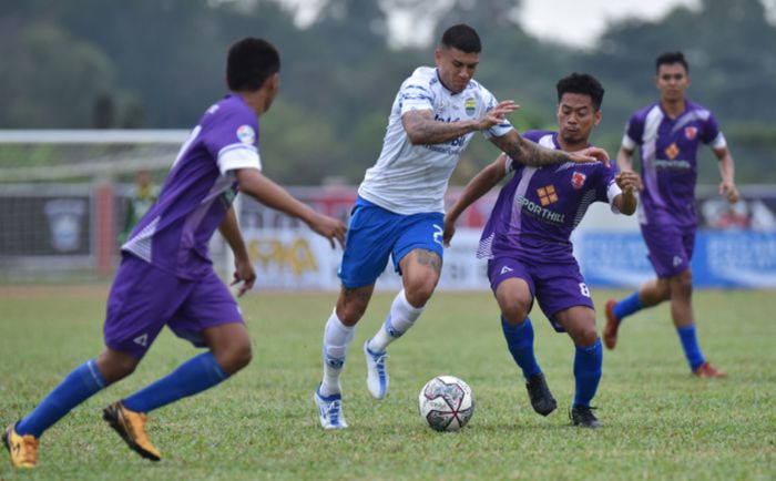 Pemain Persib Bandung, Ciro Alves saat berusaha melakukan serangan ke gawang Renggali Batam Selection dalam laga uji coba yang berlangsung di Lapangan Citra Mas, Batam, Rabu (1/6/2022).