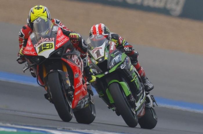 Jonathan Rea (Kanan) lakoni duel dengan Alvaro Bautista (Kiri) di seri WSBK Thailand 2019