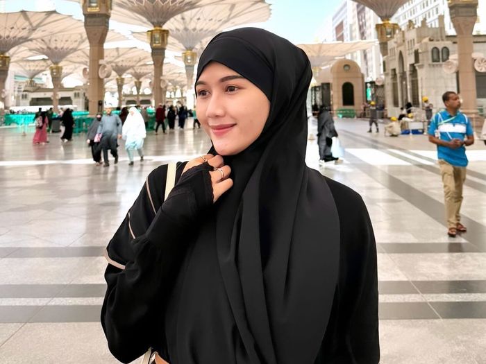 Tampilan close-up Erina Gudono saat berfoto di Masjid Nabawi, Madinah.