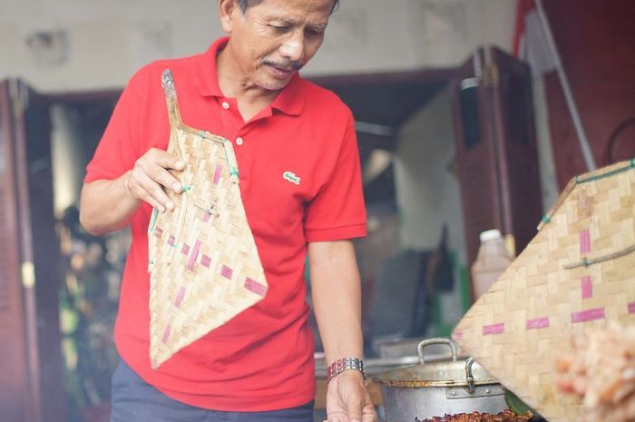Djadjang Nurdjaman saat mengipasi sate dalam jamuan makan Bayu Pradana untuk skuat Barito Putera (26/3/2021). 