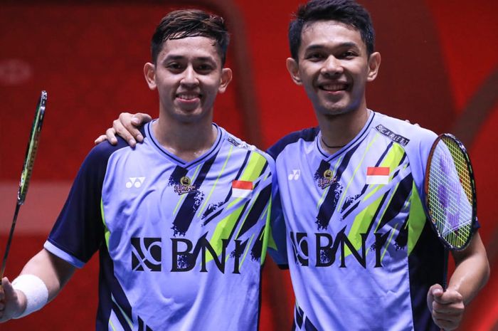 Pasangan ganda putra Indonesia, Fajar Alfian/Muhammad Rian  Ardianto, berpose setelah memenangi laga pertama BWF World Tour Finals 2022 di Nimibutr Arena, Bangkok, Thailand, Rabu (7/12/2022).