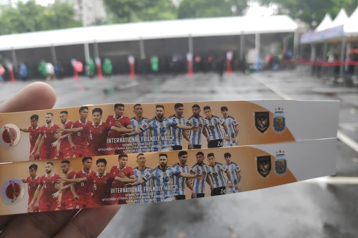 Hujan Tak Surutkan Semangat Suporter untuk Menukar Tiket Timnas