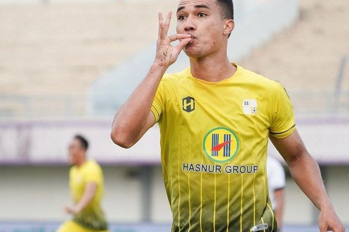 Striker Barito Putera, Gustavo Tocantins, mencetak gol kemenangan di laga pamungkas Liga 1 2022-2023 melawan Persita Tangerang (14/4/2023).